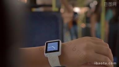 慢动作特写的一个女人使用触摸屏智能手表在公交车上她改变设置的时间和